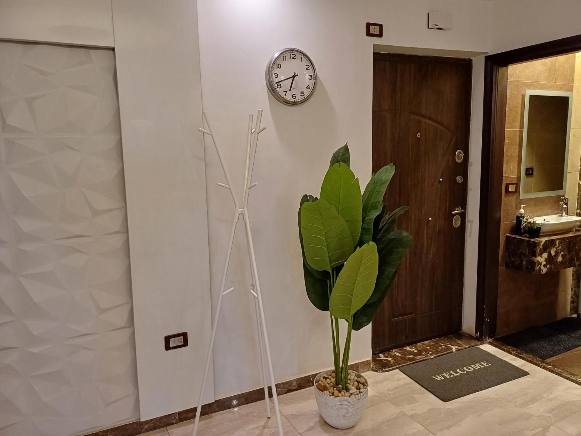 Apartment شقه فندقيه الترا مودرن صف اول كورنيش النيل القاهره بمنطقه المعادي اطلاله مباشره للنيل والاهرامات من جميع الغرف, الطابق التاسع ,very Luxury Firist Row Nile View And Pyramids , Maadi , , Ultra Modern ,level Nine Above The Ground Fl